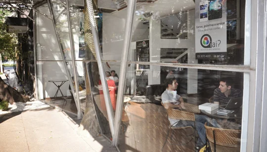 Café e vitrine lateral