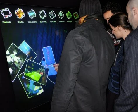 Pixel Park — mesa touchscreen interativa